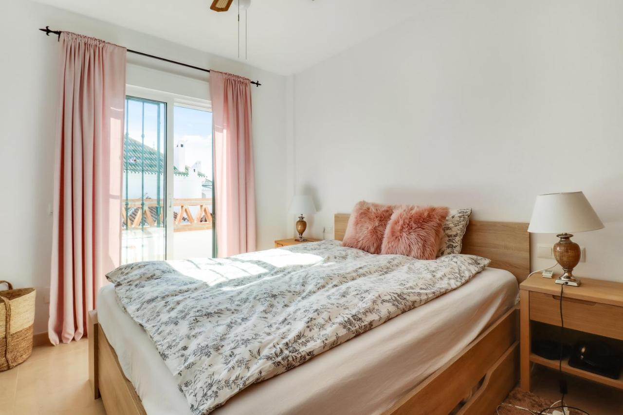 Apt Nerja Chimenea With Ocean View, A/C, & Fiberアパートメント エクステリア 写真